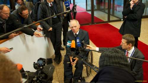 Bloomberg: Έλληνες μην ανοίγετε σαμπάνιες που φεύγει ο Σόιμπλε