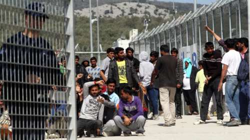 Guardian: Εκρηκτική ξανά η κατάσταση στα νησιά λόγω προσφυγικού