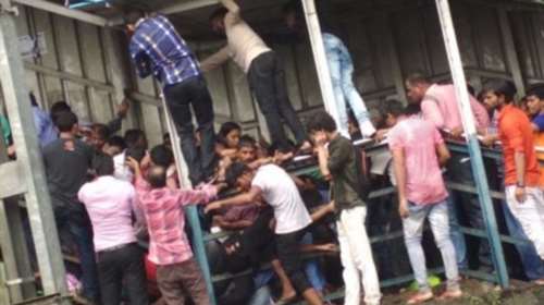 Τραγωδία σε σιδηροδρομικό σταθμό της Βομβάης με 22 νεκρούς