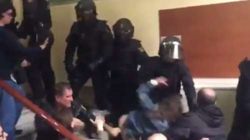 Σοκ: Ισπανοί αστυνομικοί πετούν ψηφοφόρους από τις σκάλες