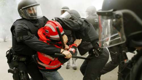 Ισπανοί αστυνομικοί χτυπούν Καταλανούς πυροσβέστες