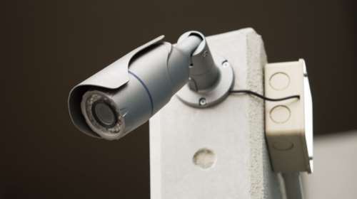 Aρχή Προστασίας Δεδομένων: «Ναι» σε κάμερες σε πολυκατοικίες