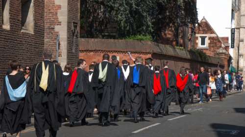 Τι αλλάζει στα δίδακτρα φοιτητών στα βρετανικά πανεπιστήμια