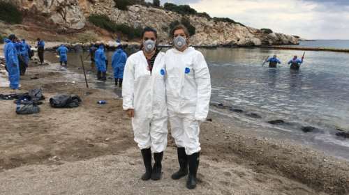 Δύο εθελόντριες από τη Βαλένθια καθαρίζουν τη θάλασσα στη Σαλαμίνα