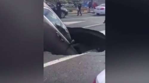 «Μαύρη τρύπα» καταπίνει πανάκριβη Rolls-Royce! video