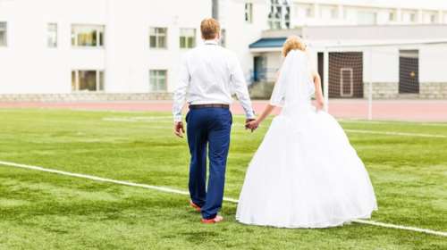 Από τον γάμο στο γήπεδο! Η νύφη στο πέταλο των οπαδών (ΦΩΤΟ)