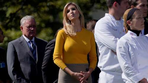 Πώς η Ιβάνκα Τραμπ αναβάθμισε ένα κίτρινο πουλόβερ 20 ευρώ από τα Zara