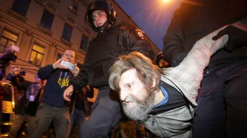 Ρωσία: 60 βίαιες προσαγωγές σε διαμαρτυρία, ανήμερα των γενεθλίων Πούτιν