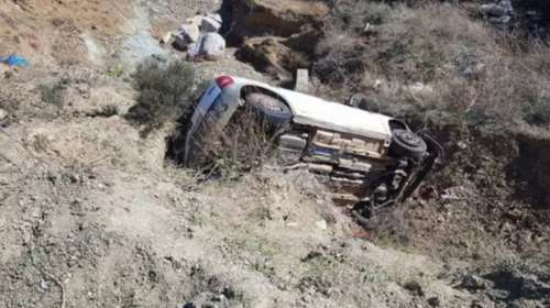 Φάρσαλα: Έπεσε με το αυτοκίνητο σε γκρεμό και σώθηκε (φωτό)