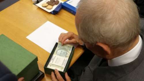 Έδωσαν στον Σόιμπλε 100ευρα με τυπωμένο το πρόσωπό του