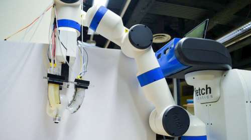 Ρομπότ με απαλά χέρια αλλάζει λάμπες χωρίς να τις σπάει!