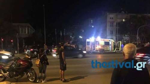 Αυτοκίνητο πέρασε κόκκινο και εμβόλισε μηχανή