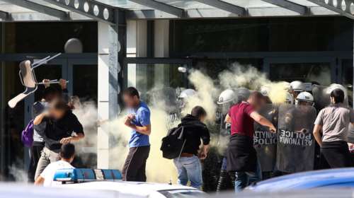 Αγρια συμπλοκή φοιτητών και ΜΑΤ στην πόρτα του Υπ. Παιδείας   φωτό