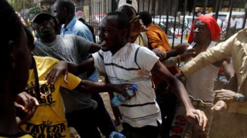 Λιθοβόλησαν μέχρι θανάτου και έκαψαν 20χρονο ύποπτο για μακελειό σε σχολείο