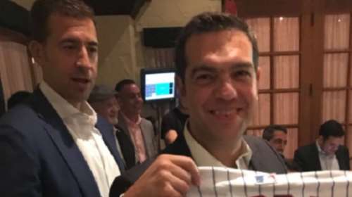 Ο Αλέξης Τσίπρας στο Σικάγο με φανέλα ομάδας του μπέιζμπολ (ΦΩΤΟ)