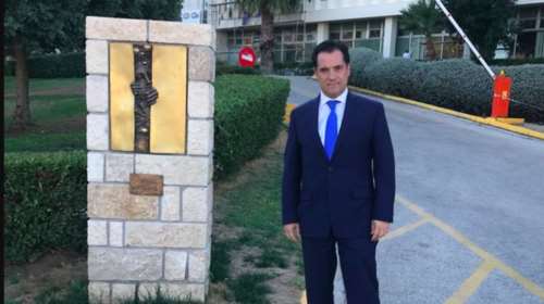 Αδωνις στο προαύλιο της ΕΡΤ: Το πιο γελοίο μνημείο όλων των εποχών