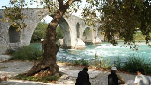 «Θωρακίστηκε» το ιστορικό γεφύρι της Άρτας