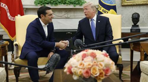 Στον Λ. Οίκο ο Αλέξης Τσίπρας- Σε εξέλιξη η συνάντηση με Τραμπ