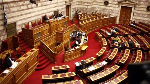 Κόντρα Σταθάκη - Σκρέκα στη Βουλή για το ταξίδι Τσίπρα στις ΗΠΑ