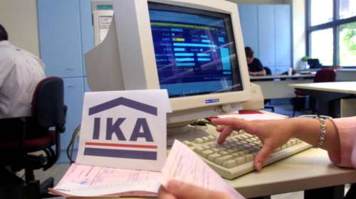 Πήγε να πάρει τα ένσημά της και της είπαν ότι είναι ...νεκρή