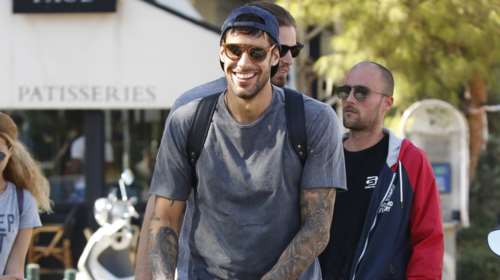 Ο πανευτυχής μπαμπάς Γιώργος Πρίντεζης κάνει βόλτα τη νεογέννητη κόρη του