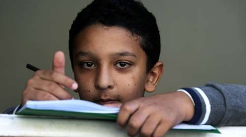 Προσφυγάκι από το Αφγανιστάν, σημαιοφόρος στην παρέλαση της 28ης Οκτωβρίου