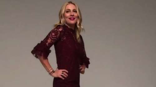 Η Σμαράγδα Καρύδη φοράει σούπερ μίνι και «παίζει» με τον φακό