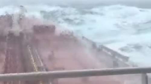 Η μάχη ενός τάνκερ με τεράστια κύματα στην Ιρλανδία (ΒΙΝΤΕΟ)