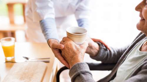 «Κερνούσαν» ηλικιωμένες χυμούς με ναρκωτικά και τις λήστευαν