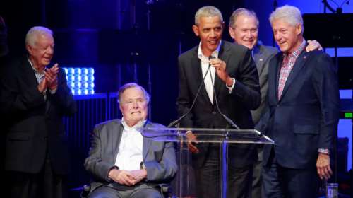 Πέντε πρώην πρόεδροι των ΗΠΑ και η Lady Gaga στη σκηνή