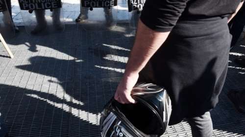 Οι κουκουλοφόροι ξυλοφόρτωσαν και τον παλαιοημερολογίτη Κλεομένη