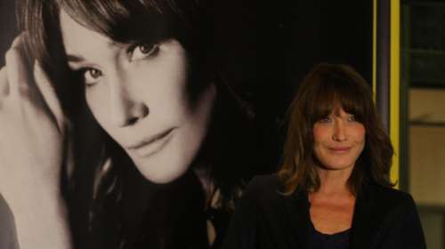 Κάρλα Μπρούνι: Το τρυφερό στιγμιότυπο με την κόρη της στην πτήση για Αθήνα