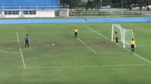 Πανηγύριζε για το χαμένο πέναλτι αλλά η μπάλα &quot;γύρισε&quot; και μπήκε γκολ (VID)