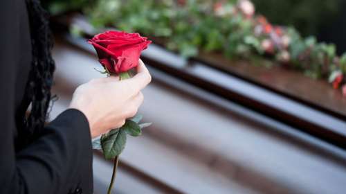 Έγινε και αυτό: Κηδείες νεκρών με... νοικιασμένα φέρετρα