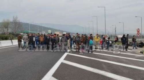 Σύροι πρόσφυγες έκλεισαν την ε.ο Αθηνών - Λαμίας. Πώς γίνεται η κυκλοφορία