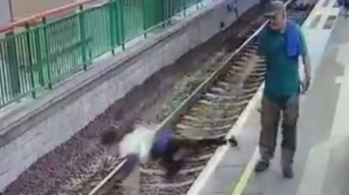Σοκ: Την σπρώχνει και πέφτει με τα μούτρα στις ράγες του μετρό