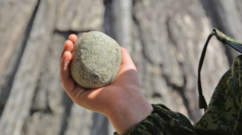 Πέταγαν πέτρες στα αυτοκίνητα για παιχνίδι