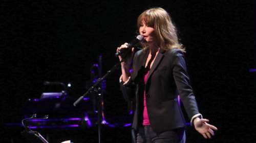 Γοήτευσε η Κάρλα Μπρούνι -Η εντυπωσιακή εμφάνισή της στο Παλλάς [εικόνες]