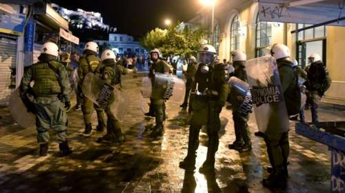 Οι κουκουλοφόροι έκαναν και ...face control πριν χτυπήσουν τους Ευέλπιδες