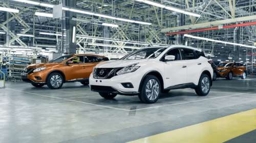 Οι εργαζόμενοι της Nissan “κάνουν τον σταυρό τους” στην Αγία Πετρούπολη
