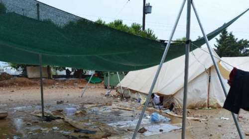 Λασπότοποι τα hot spot της Χίου-Σκαρφάλωσαν στα δέντρα οι πρόσφυγες