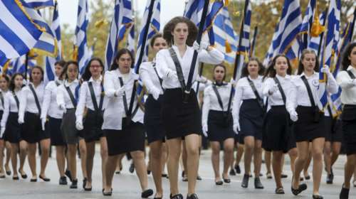 Οι μαντήλες, οι στολές, οι ενδυματολογικές επιλογές και η Ελένη Λουκά