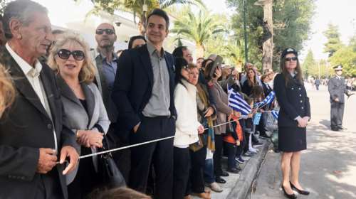 Στην παρέλαση της κόρης του ο Κ. Μητσοτάκης: Σέλφι και χαμόγελα