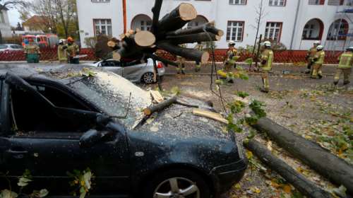 Ανεμοι 180 χλμ προκάλεσαν χάος και νεκρούς σε Γερμανία-Τσεχία