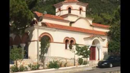 Υπουργός βάφτισε τον γιο του κρυφά σε ...νεκροταφείο