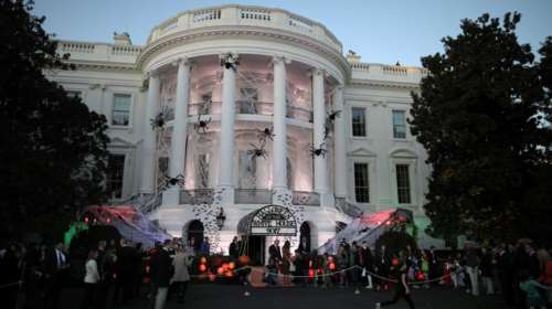 Ο Λευκός Οίκος «έπιασε αράχνες» για το πρώτο Halloween των Τραμπ [Εικόνες]