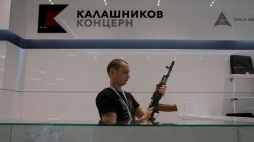 Ο όμιλος «Καλάσνικοφ» προτείνει στους δημοσιογράφους όπλα με έκπτωση