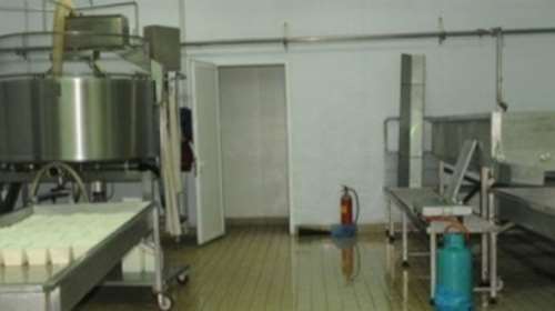 Τρύπωσαν στο τυροκομείο και «σήκωσαν» τον εξοπλισμό