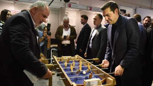 O Τσίπρας έπαιξε ποδοσφαιράκι και είδε τα προϊόντα κάνναβης