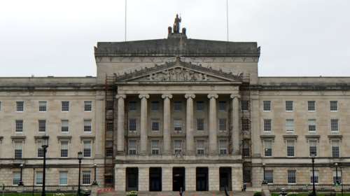 Σάλος στη Β.Ιρλανδία για τους μισθούς των αργόσχολων βουλευτών